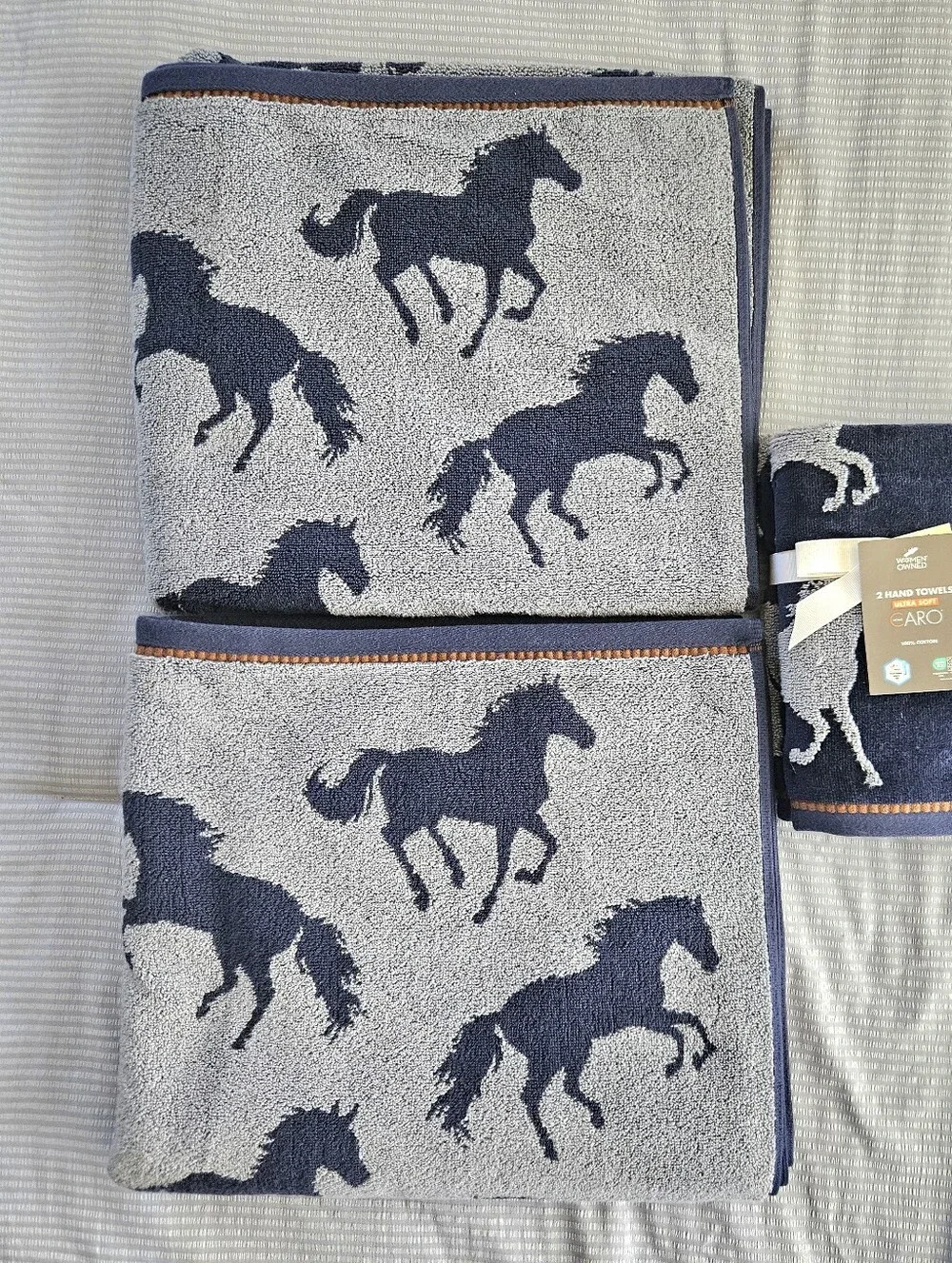 NWT CARO Reversible Horse Print Bath Towel Set – 2 Bath Towels & 2 Hand Towels